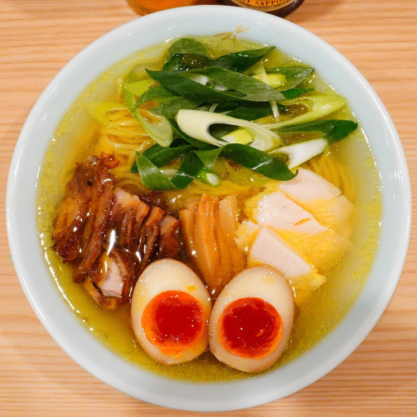 「塩らーめん味玉入り＋瓶ビール 中瓶」@笠岡ラーメン TAKETONBO 新富町店の写真