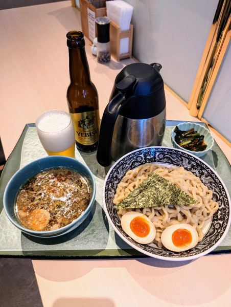 「極太手揉みつけそば＋エビス小瓶＋味玉＋ニラキムチ」@らぁ麺 花萌葱の写真