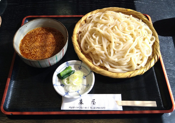 「ピリ辛牛汁うどん＋もつ煮込み」@麻屋の写真