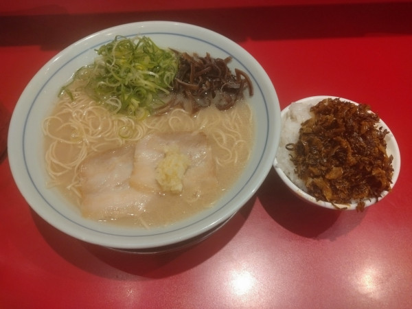 「本場博多ラーメン¥700+無料ライス」@本場博多ラーメン せまかっちゃん 神田店の写真