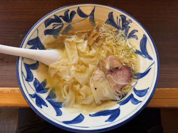 「正油ワンタンメン　860円」@手打らーめん 自慢亭の写真