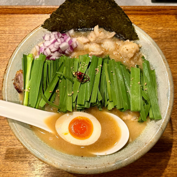 「限定 味噌もつにらあ（麺少なめ）¥1,550」@Homemade Ramen 青麦の写真