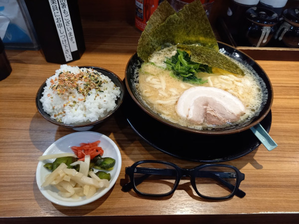 「家系ラーメン並醤油(お客様感謝祭)軟らかめ・多め」@横浜家系ラーメン 壱角家 蒲田店の写真