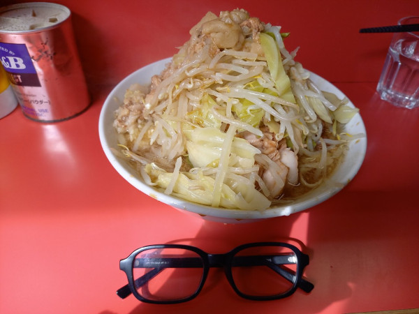 「小豚ラーメン(にんにく少し・野菜・あぶら)」@ラーメン二郎 三田本店の写真