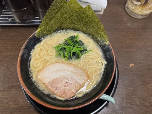 「家系ラーメン　塩」@横浜家系ラーメン 壱角家 西新宿本店の写真