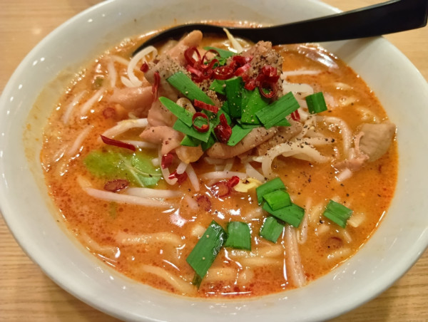 「辛味噌もつラーメン　サービスライス」@つけ麺らーめん 春樹 新宿御苑前店の写真