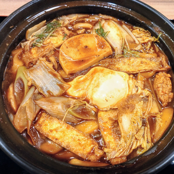 「赤味噌煮込みうどん ピリ辛つくね入り」@武蔵野うどんと酒 匠太の写真