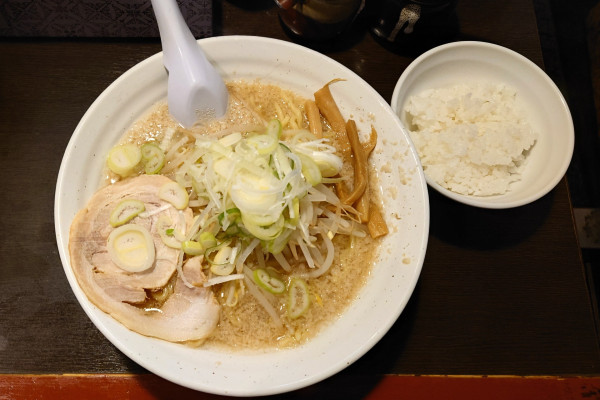 「しょうゆらーめん(900円)+半ライス(無料)」@こってりらーめん せきやけ 水道橋店の写真