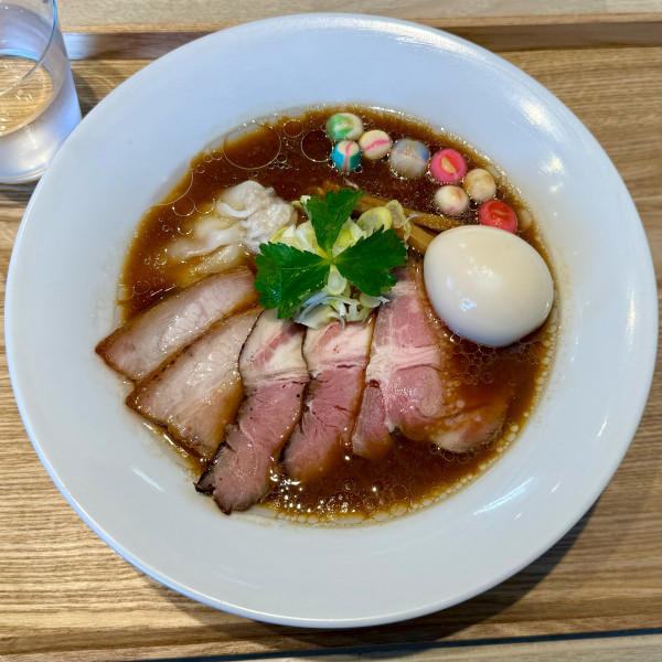 「赤だし中華蕎麦 ¥1,300 特製変更券 ¥500」@宍道湖しじみ中華蕎麦 琥珀 東京本店の写真