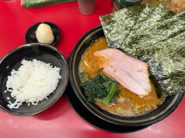 「ラーメン(カタメ)+燻製たまご+のり増し+半ライス」@IEKEI_TOKYO 王道家直系の写真