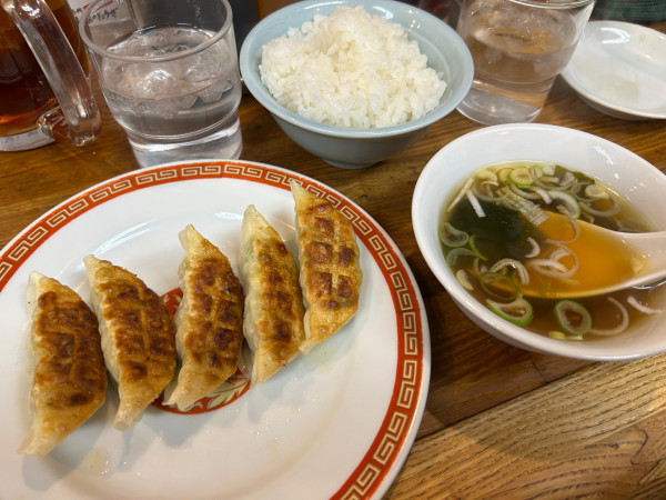 「餃子10個半ライス　825円」@亀戸ぎょうざ 両国店の写真