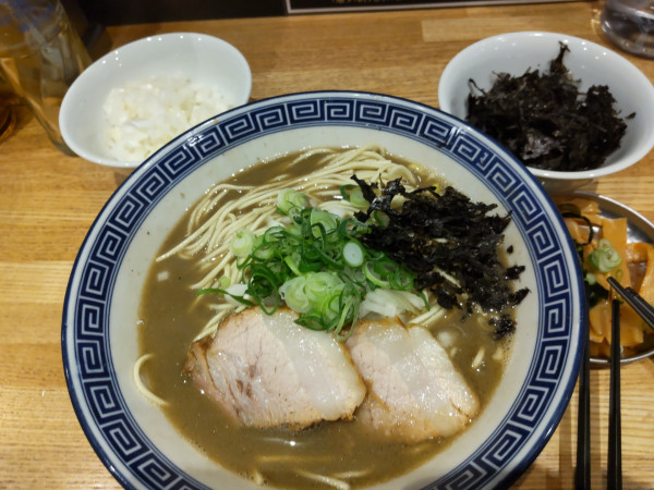 「濃厚煮干 中盛り＋タマネギ、ばらのり」@豚骨醤油 三輪の写真