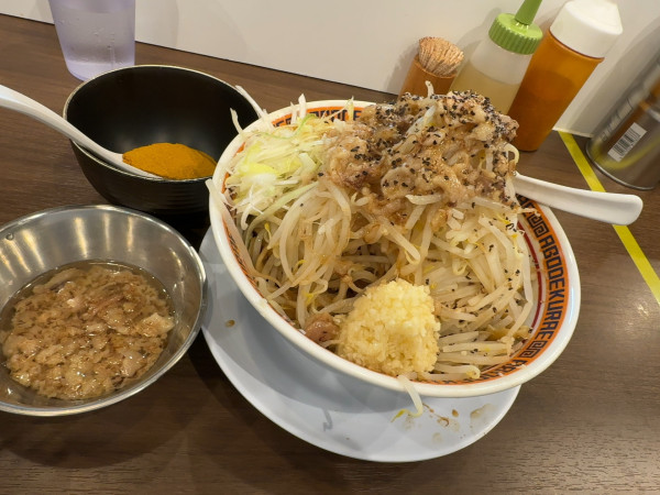 「汁なし(麺350g)+カレー粉」@顎で喰らえ ラウンドワン草加店の写真
