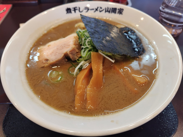 「煮干し豚骨ラーメン :太麺 +メンマ:クーポン」@煮干しラーメン山岡家 フォレストモール甲斐店の写真