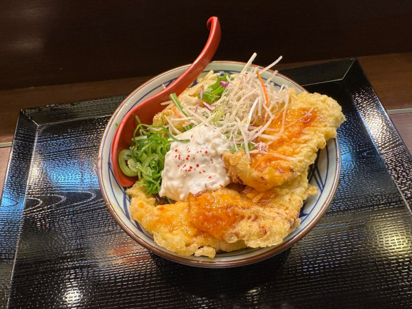 「甘辛しょうがダレのはみ出る豚天ぶっかけうどん（並盛）890円」@丸亀製麺 イーサイト高崎店の写真