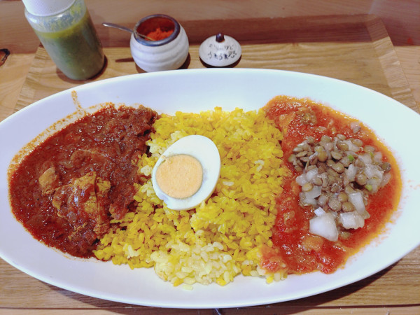 「２種のあいがけカレー＋ダータ＋ミトゥミタ＝１５９０円　※」@サファリカレーショップ 中野店の写真