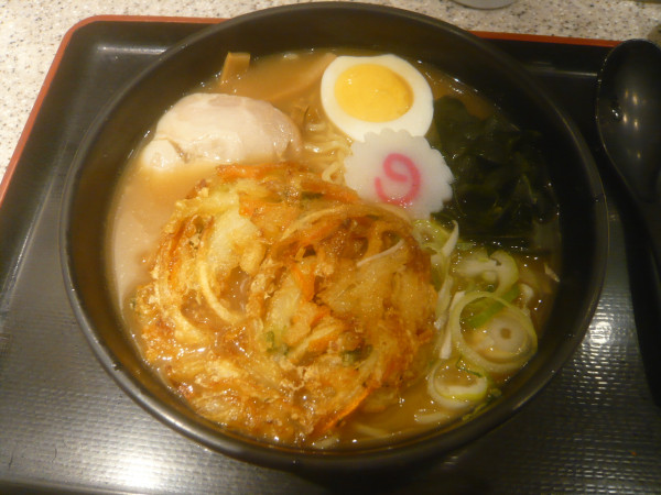 「煮干しラーメン（+天ぷら）」@名代 富士そば 赤坂見附店の写真