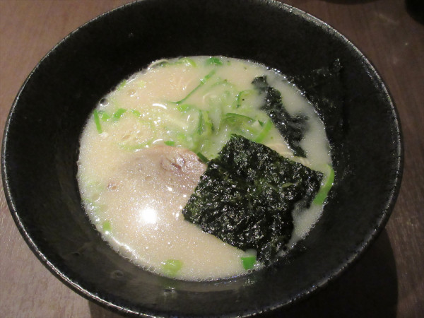 「白豚骨ラーメン（650円）」@マルヤス酒場 府中店の写真