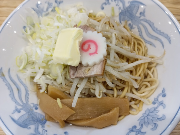 「油そば・麺軽め+バター」@らーめん 高尾の写真