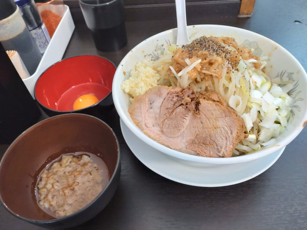 「汁なし中盛＋生卵」@ラーメンたかしの写真