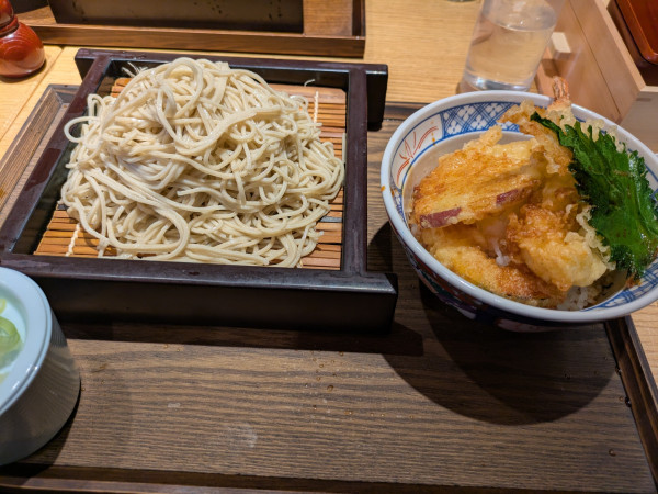 「週替り(海老と季節の野菜の天丼とせいろ)」@蕎麦六本の写真