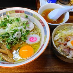 油そば（800円）＋大盛り＋生玉子＋ネギチャーシュー丼