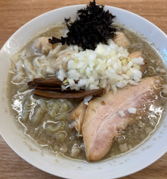「背脂煮干ラーメン大盛　ワンタントッピング」@麺屋 つるるの写真