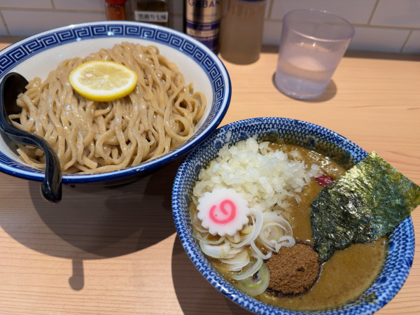 「カレーつけめん大＋タマネギ」@狼煙 浦和店の写真