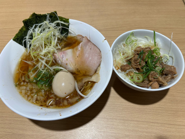 「特製煮干し中華そば+チャーシュー丼」@つけ麺 平 ビバモール蕨錦町店の写真