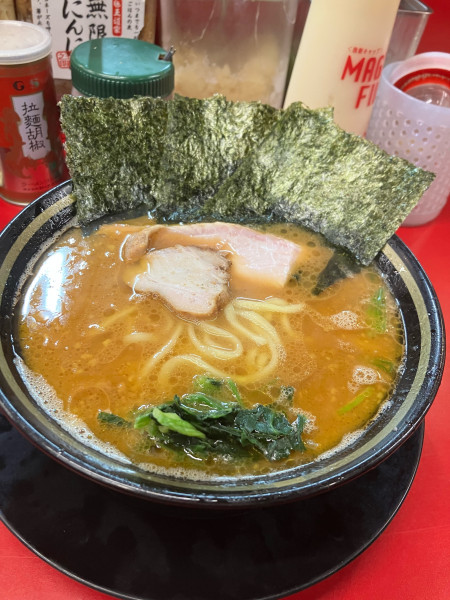 「ラーメン900円　半ライス100円」@IEKEI_TOKYO 王道家直系の写真