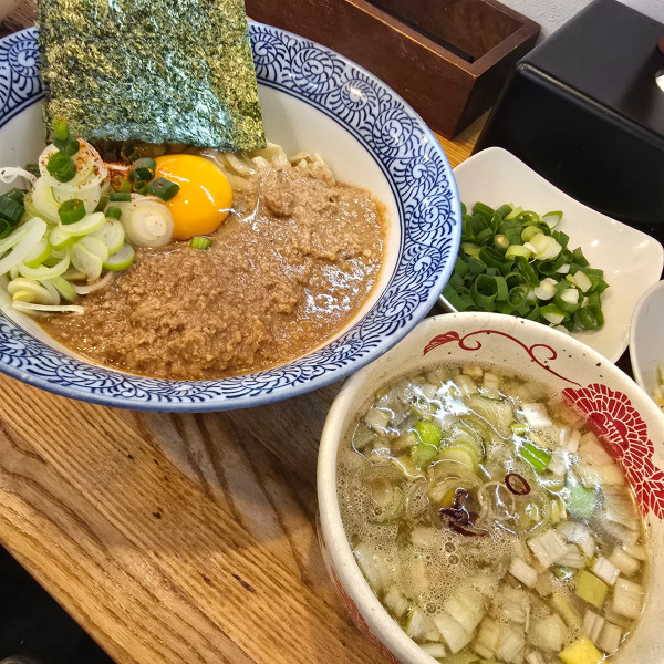 「【期間限定】牡蠣味噌かま玉つけそば 佐藤さん家の九条ネギ」@中華そば専門 とんちぼの写真