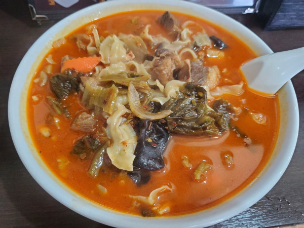 「牛バラ高菜刀削麺」@華の星の写真