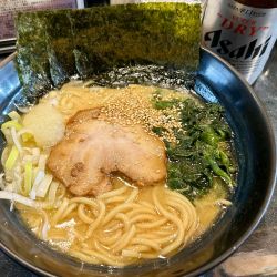 醤油豚骨（麺やわらかめ・あぶら多め）＋瓶ビール