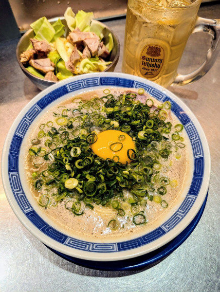 「まるちゃんプレミアム（替え玉付）＋ハイボール（キャベチャー付）」@箕輪家 中野旗艦店の写真