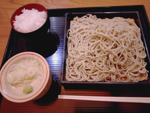 「もりそば＋大盛（３００円）＋（ランチライス無料）＝１０５０円」@稲田屋 大手町店の写真