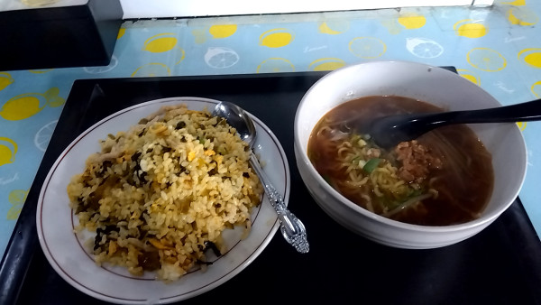 「半ラーメン（高菜豚肉チャーハンとのセット９８０円）」@天天菜館の写真