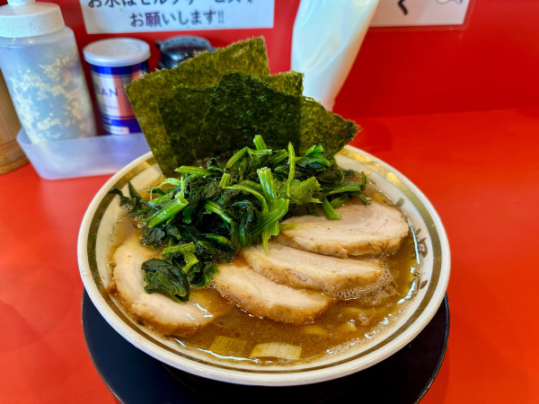 「煮豚チャーシューメン＋ほうれん草」@家系ラーメン 裏大輝家 青物横丁店の写真
