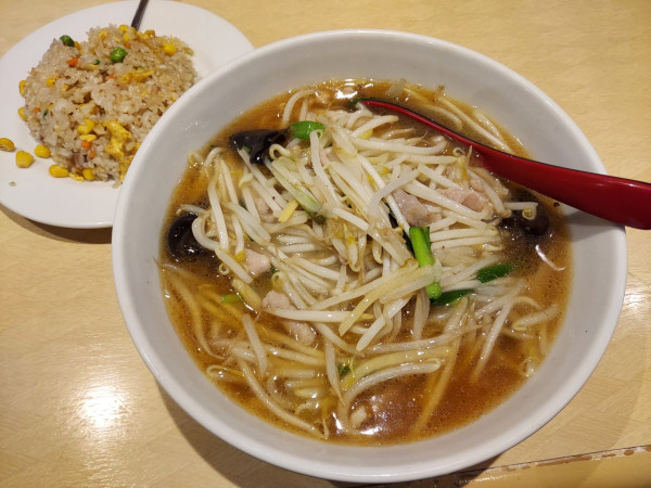 「豚肉入りモヤシラーメンと小チャーハンセット 800円」@和来亭 久米川店の写真