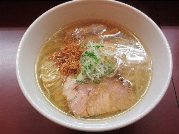 「塩らぁ麺（900円）」@らぁ麺 松しんの写真