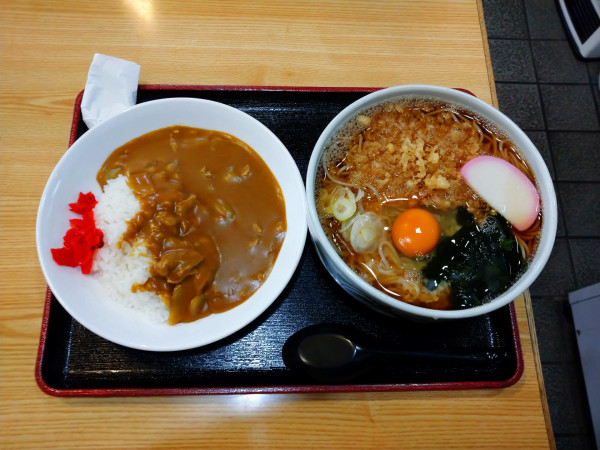 「カレーセット たぬきそば（950円）＋生卵（50円）」@尾張屋の写真