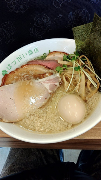 「特製塩ラーメン＋背脂」@はつがい商店の写真