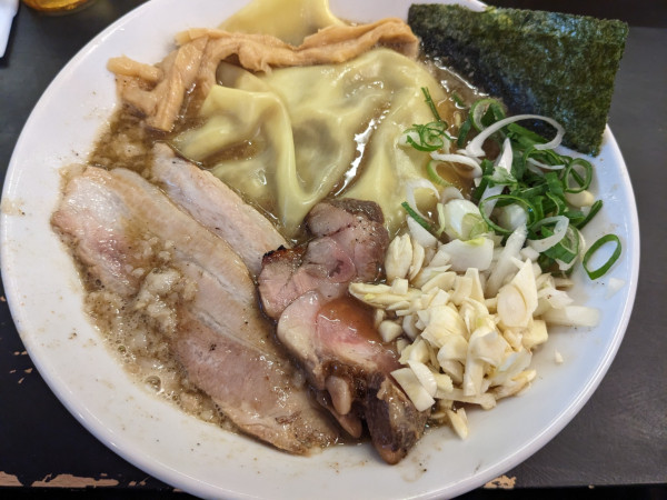 「濃いニボ太麺ニンニク煮干し麺」@逢坂製麺の写真