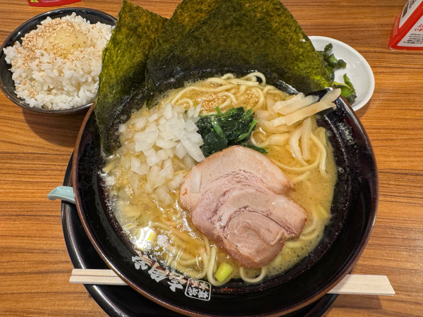 「家系ラーメン醤油並＋ライス」@横浜家系ラーメン 壱角家 上尾店の写真