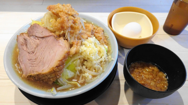 「ラーメン300g（1,050円）＋生卵　ニンニク野菜アブラ」@俺の生きる道 立川店の写真