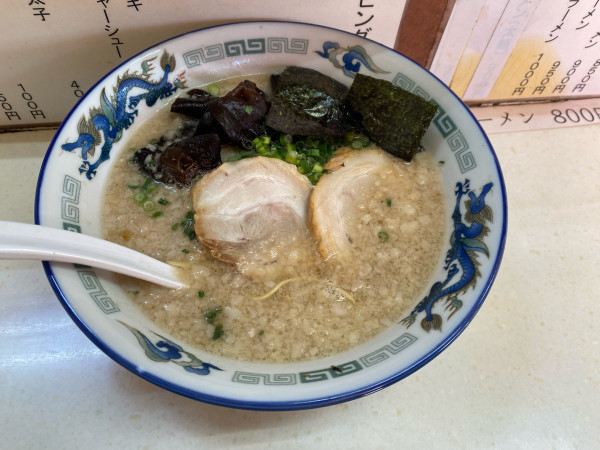 「博多ラーメン(バリカタ)700円+替え玉100円」@ラーメンえちご 本店の写真