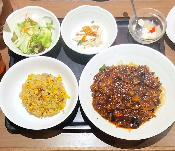 「茄子とキノコのジャージャー麺ランチ 940円+税」@中華 はせ川 金山店の写真