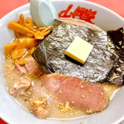 塩ラーメン（690円）、メンマ、コロ焼豚、バター（CP）