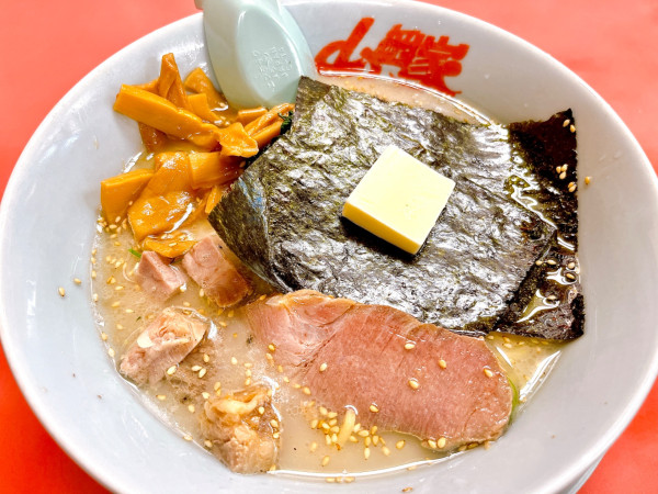 「塩ラーメン（690円）、メンマ、コロ焼豚、バター（CP）」@ラーメン山岡家 つくば中央店の写真