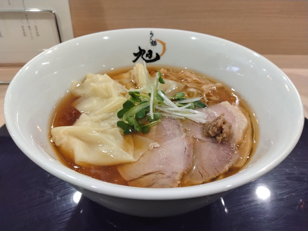 「醤油らぁ麺＋ワンタン」@らぁ麺旭の写真
