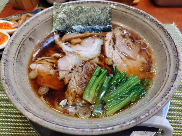 「醤油ラーメン　＋３品盛り（味玉、メンマ、ノリ７枚）：㋚券」@らーめん 梶原の写真